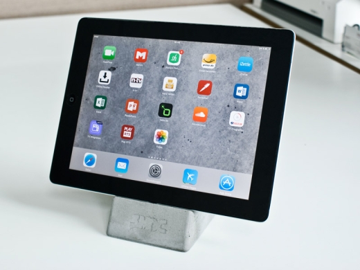 SMOC - Smartphone and tablet dock in concrete